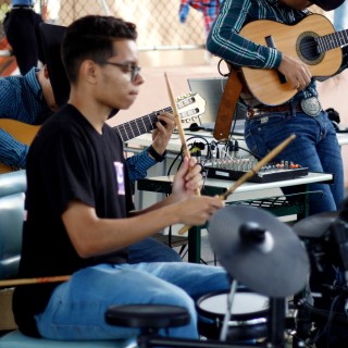 Gustavo  ( Cururu) bateria